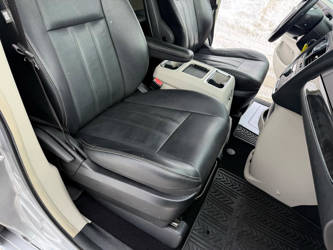 Used 2015 Chrysler Town & Country Touring w/ Driver Convenience Group image 29