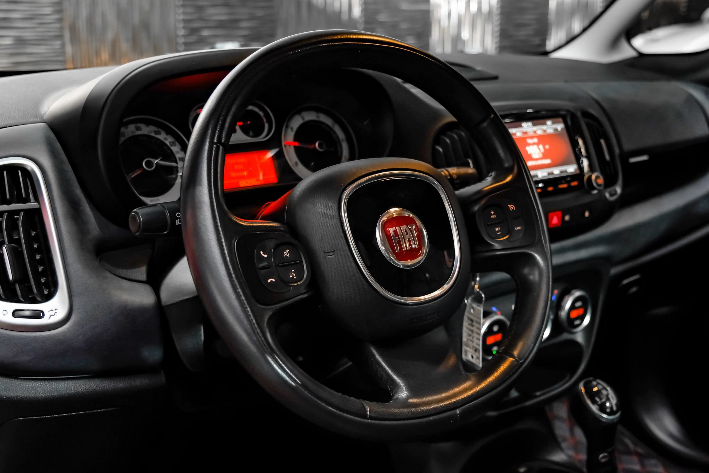 Used 2017 FIAT 500L Lounge w/ Dual-Pane Sunroof Package FWD image 14