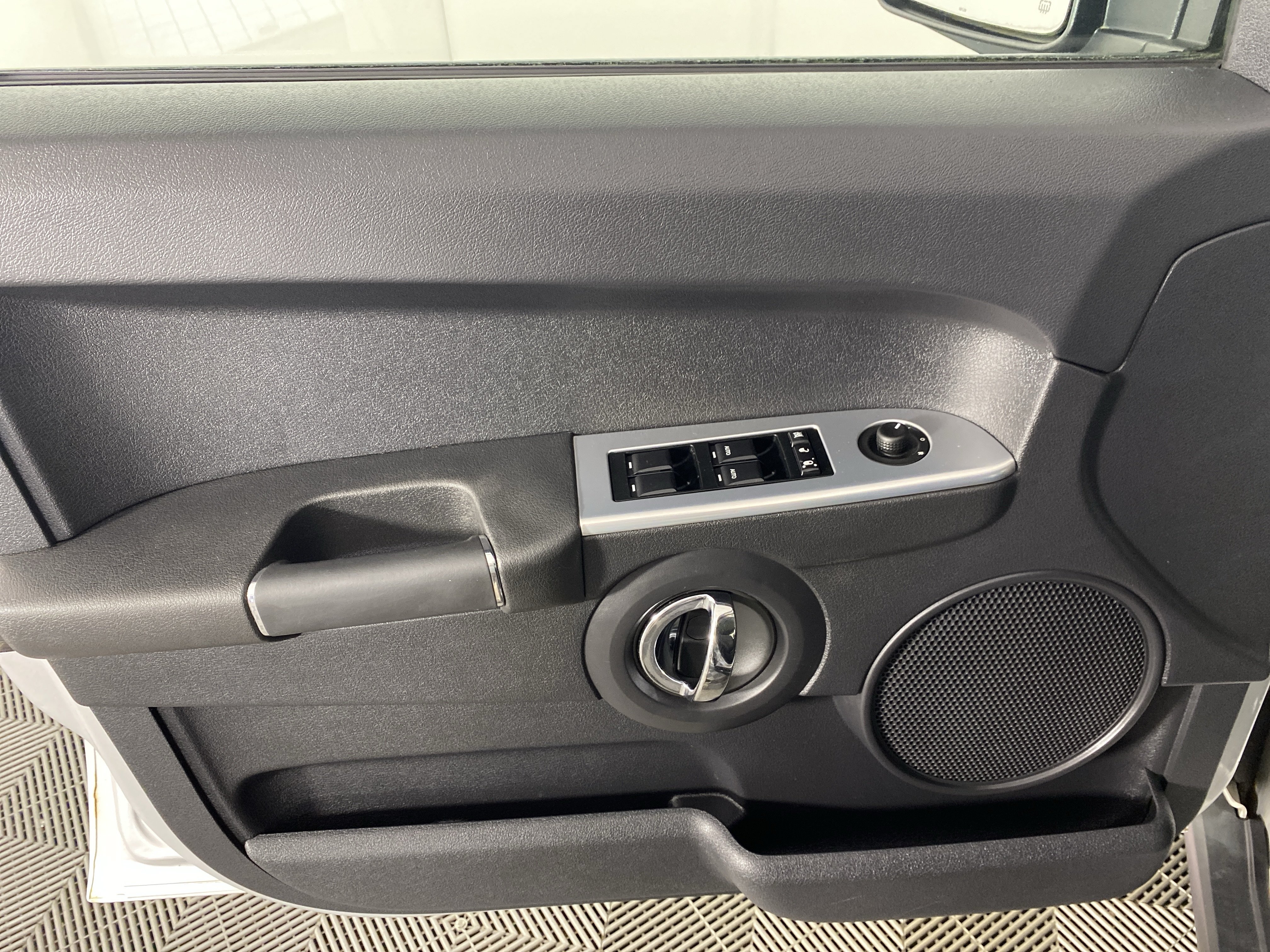 Used 2010 Jeep Commander Sport AWD/4WD image 10