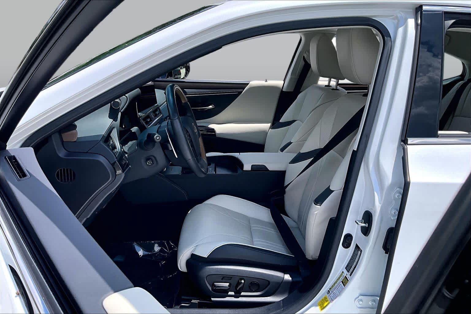 Used 2025 Lexus ES 300h w/ Technology Package FWD image 8