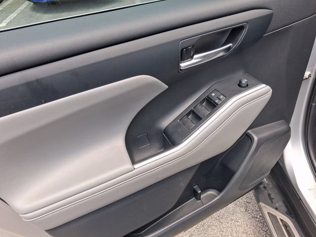Used 2021 Toyota Highlander XLE FWD image 13