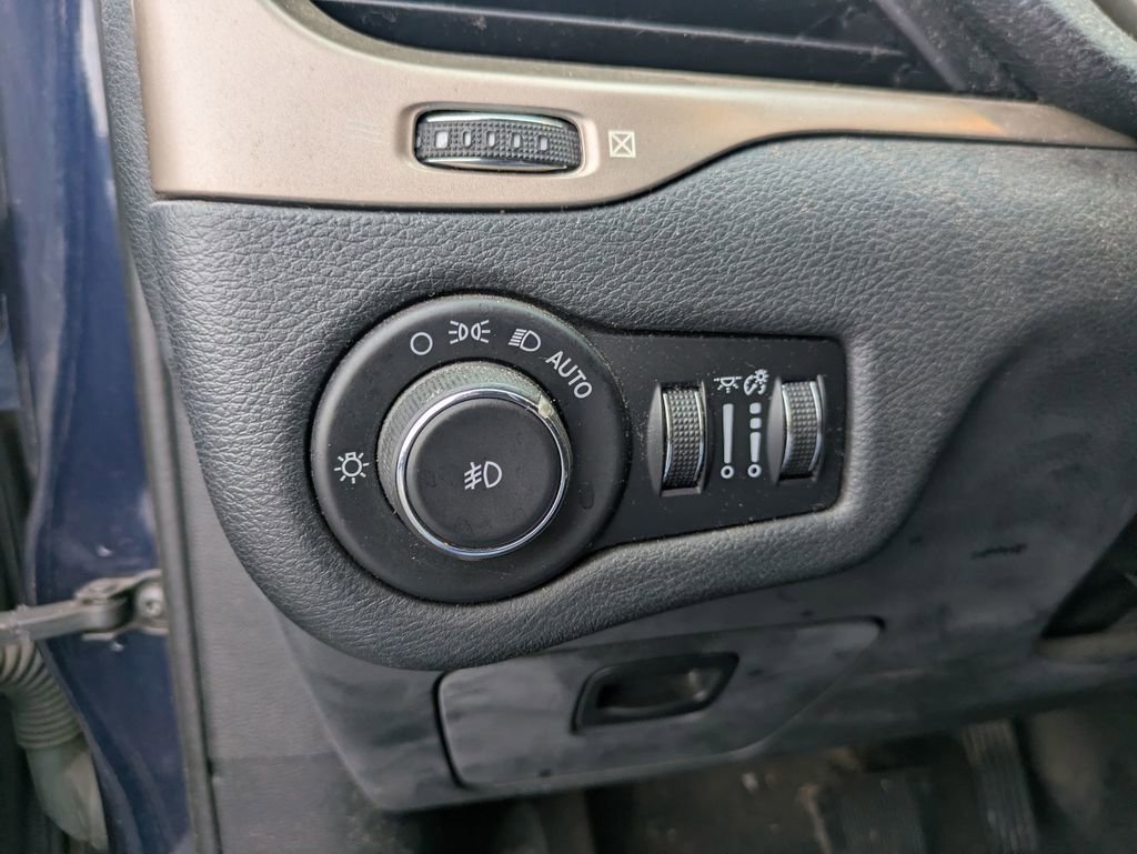 Used 2016 Jeep Cherokee Latitude w/ Cold Weather Group image 36