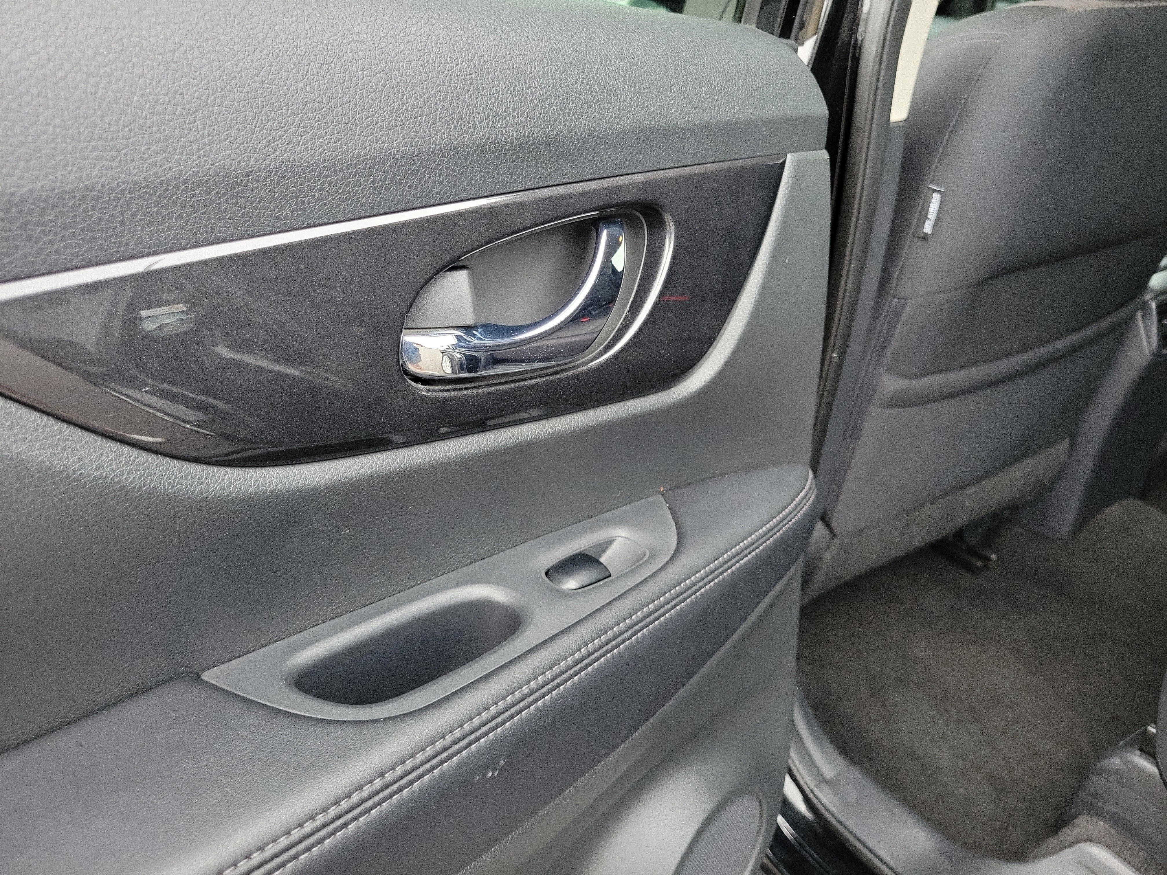 Used 2017 Nissan Rogue SV AWD/4WD image 13