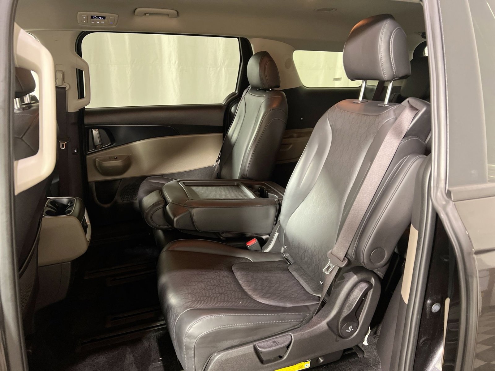 Used 2025 Kia Carnival image 25