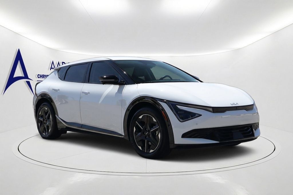 Used 2025 Kia EV6 Wind RWD image 3
