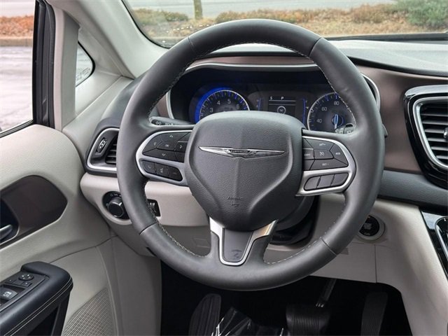 Used 2023 Chrysler Voyager LX image 13