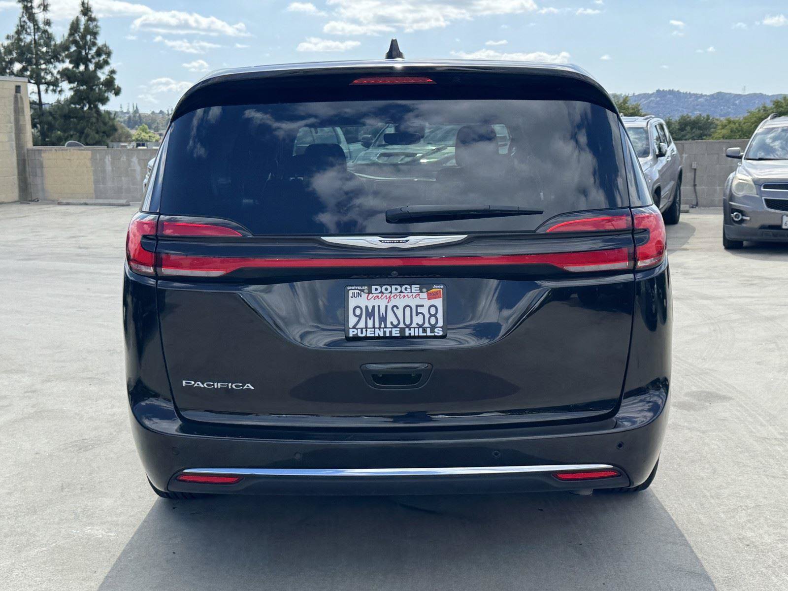 Used 2024 Chrysler Pacifica Touring FWD image 5