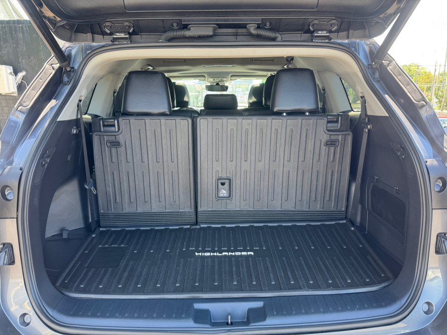 Used 2021 Toyota Highlander XLE AWD/4WD image 30