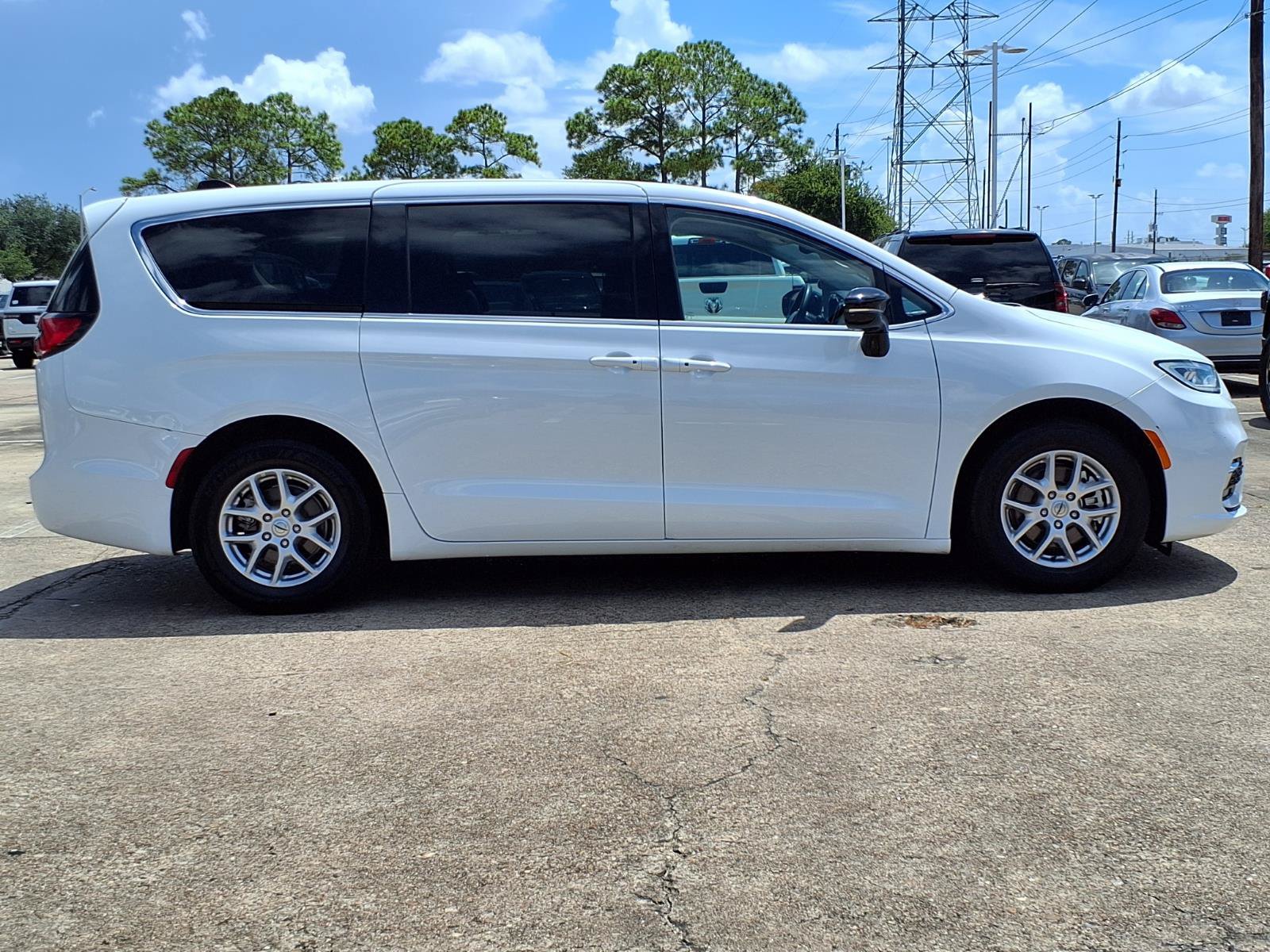 Used 2024 Chrysler Pacifica Touring-L FWD image 29