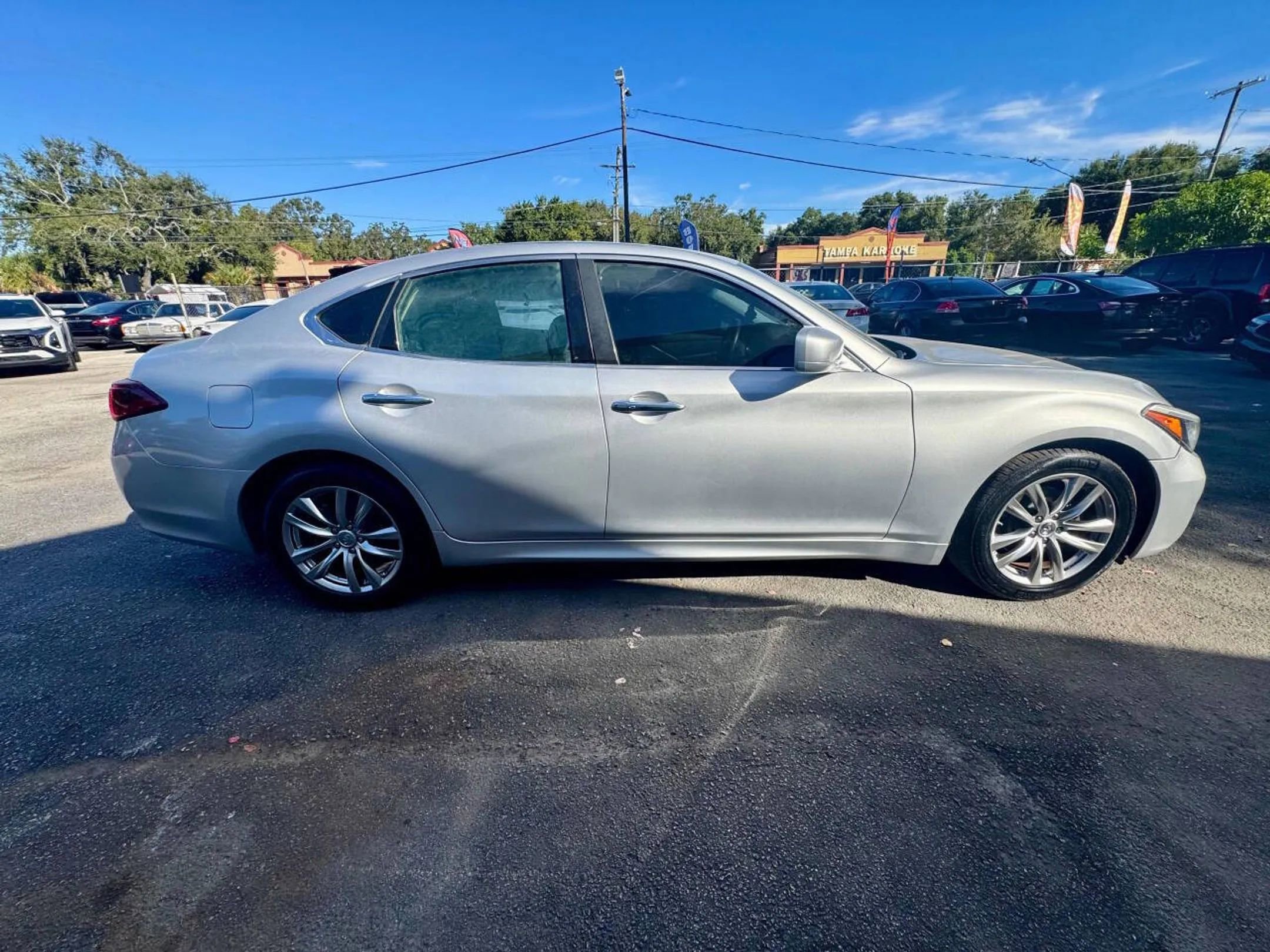 Used 2018 INFINITI Q70 Luxe image 14