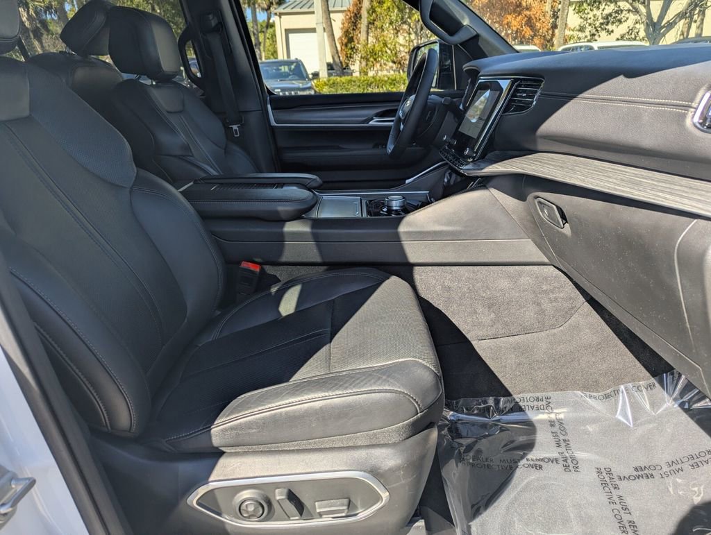 Used 2023 Jeep Wagoneer L Series II image 10