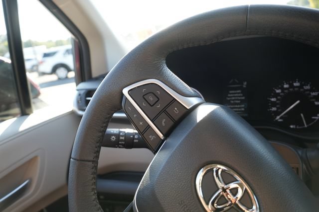 Used 2023 Toyota Sienna XLE FWD image 27