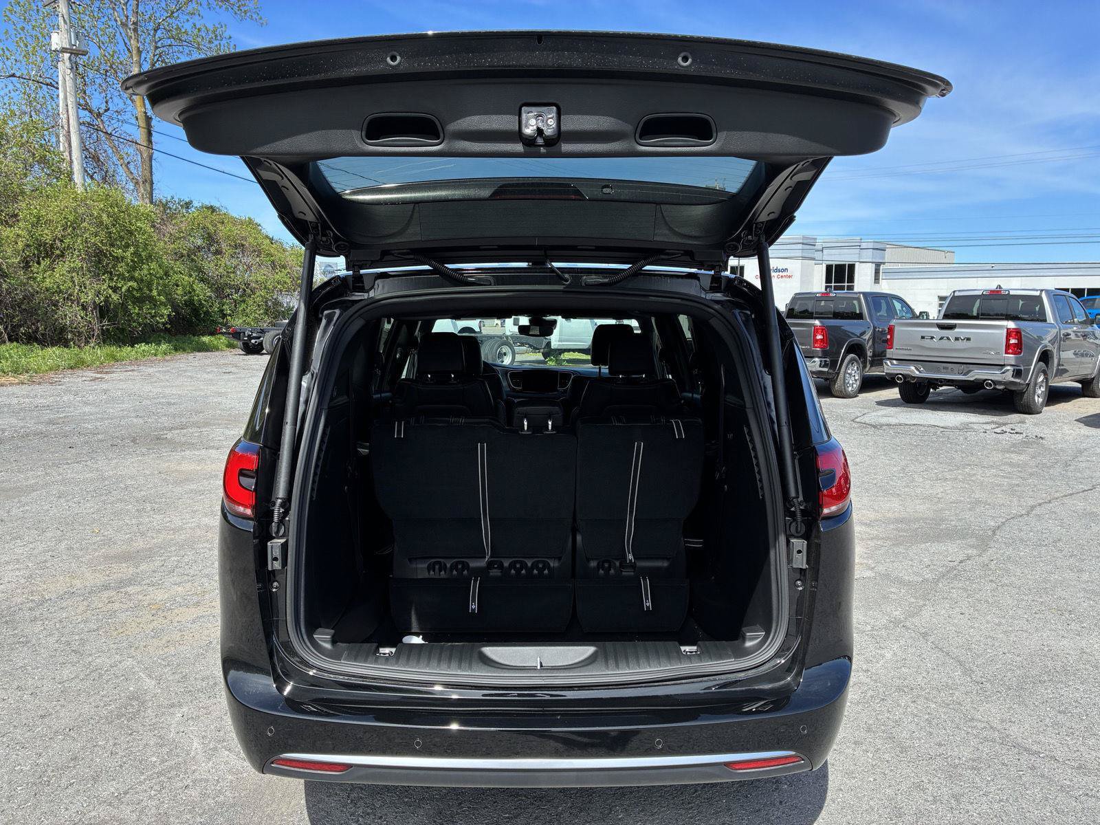New 2027 Chrysler Pacifica Select AWD/4WD image 13