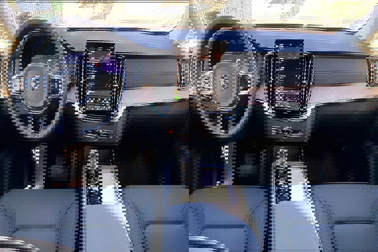 Used 2025 Volvo XC90 B6 Core w/ Protection Package Premier image 18