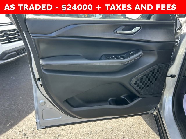 Used 2023 Jeep Grand Cherokee L Laredo image 12