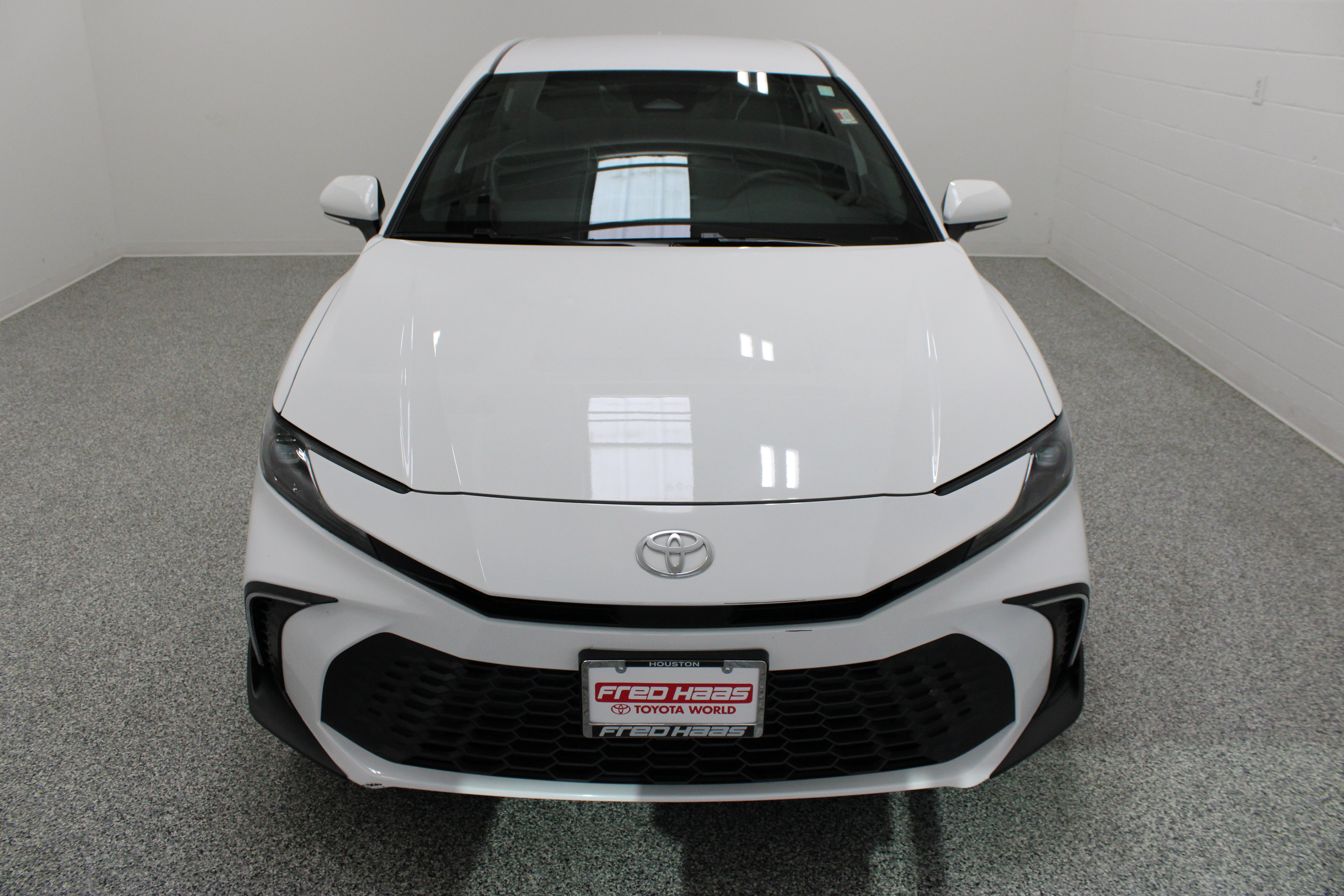 Used 2025 Toyota Camry SE w/ Convenience Package FWD image 3