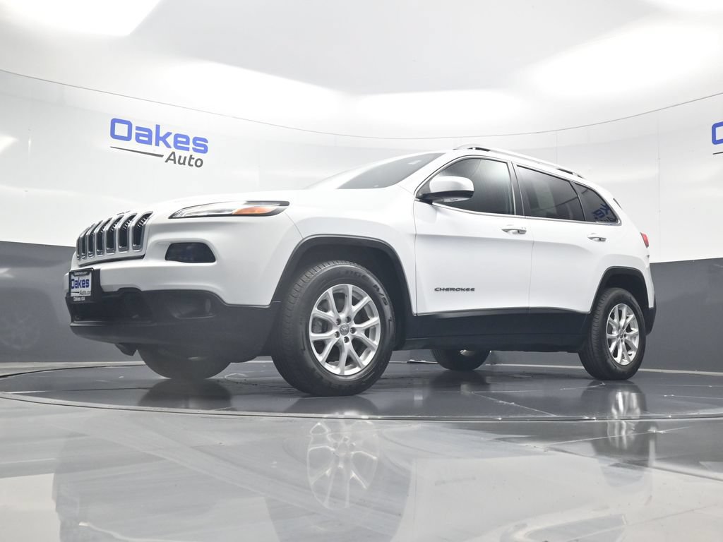 Used 2018 Jeep Cherokee Latitude Plus w/ Cold Weather Group AWD/4WD image 39