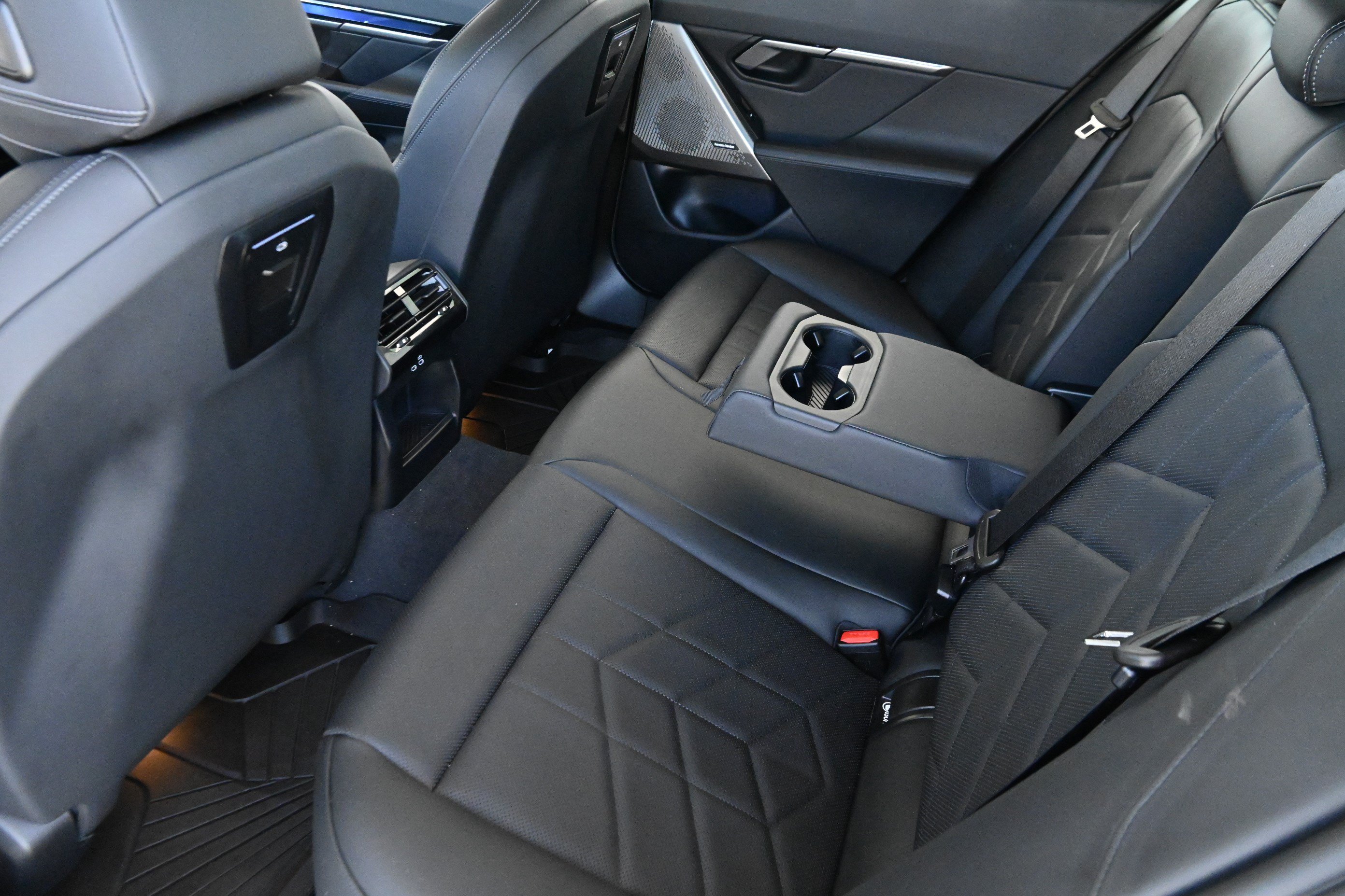Used 2025 BMW i5 eDrive40i w/ Executive Package RWD image 13
