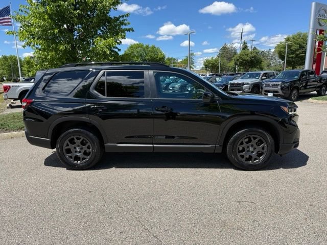 Used 2025 Honda Pilot TrailSport image 4