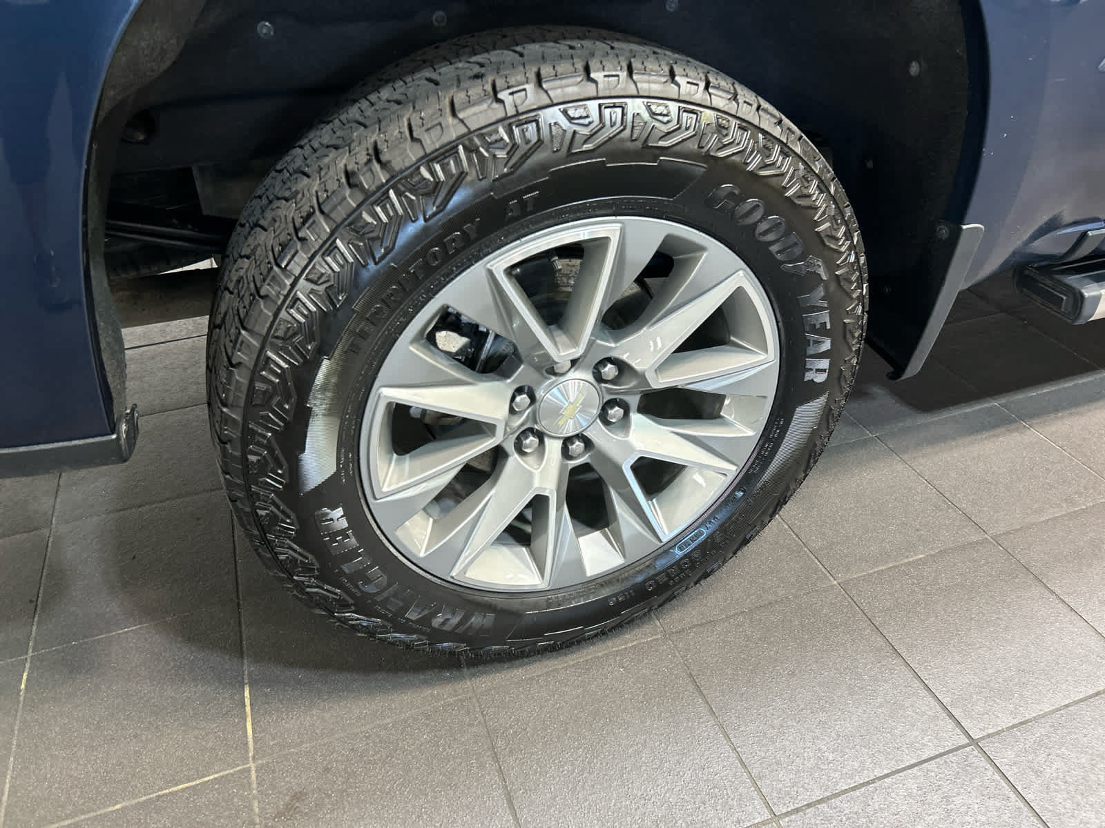 Used 2019 Chevrolet Silverado 1500 High Country w/ Technology Package AWD/4WD image 9