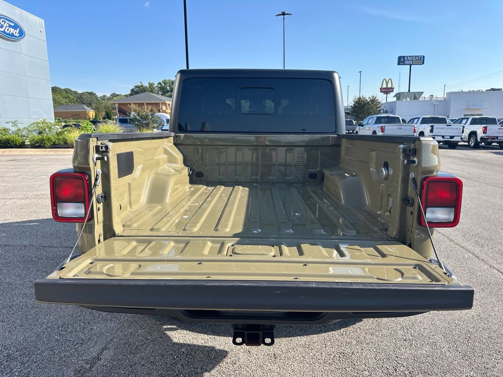 Used 2025 Jeep Gladiator Sport AWD/4WD image 9
