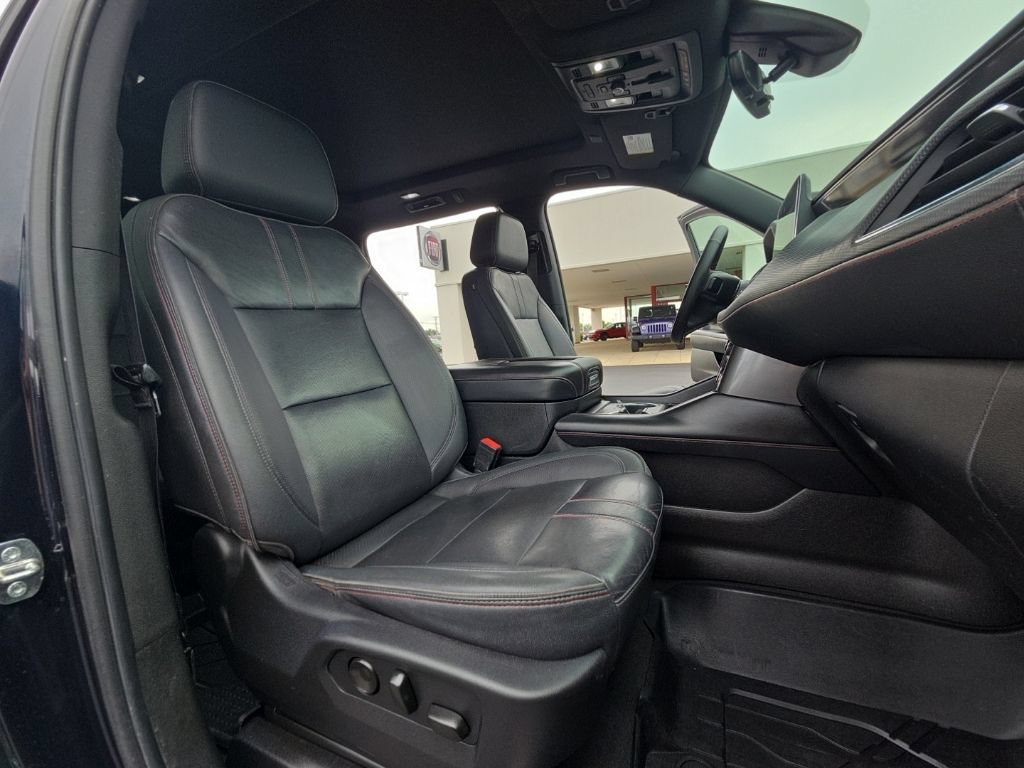 Used 2022 Chevrolet Suburban RST w/ Luxury Package AWD/4WD image 35