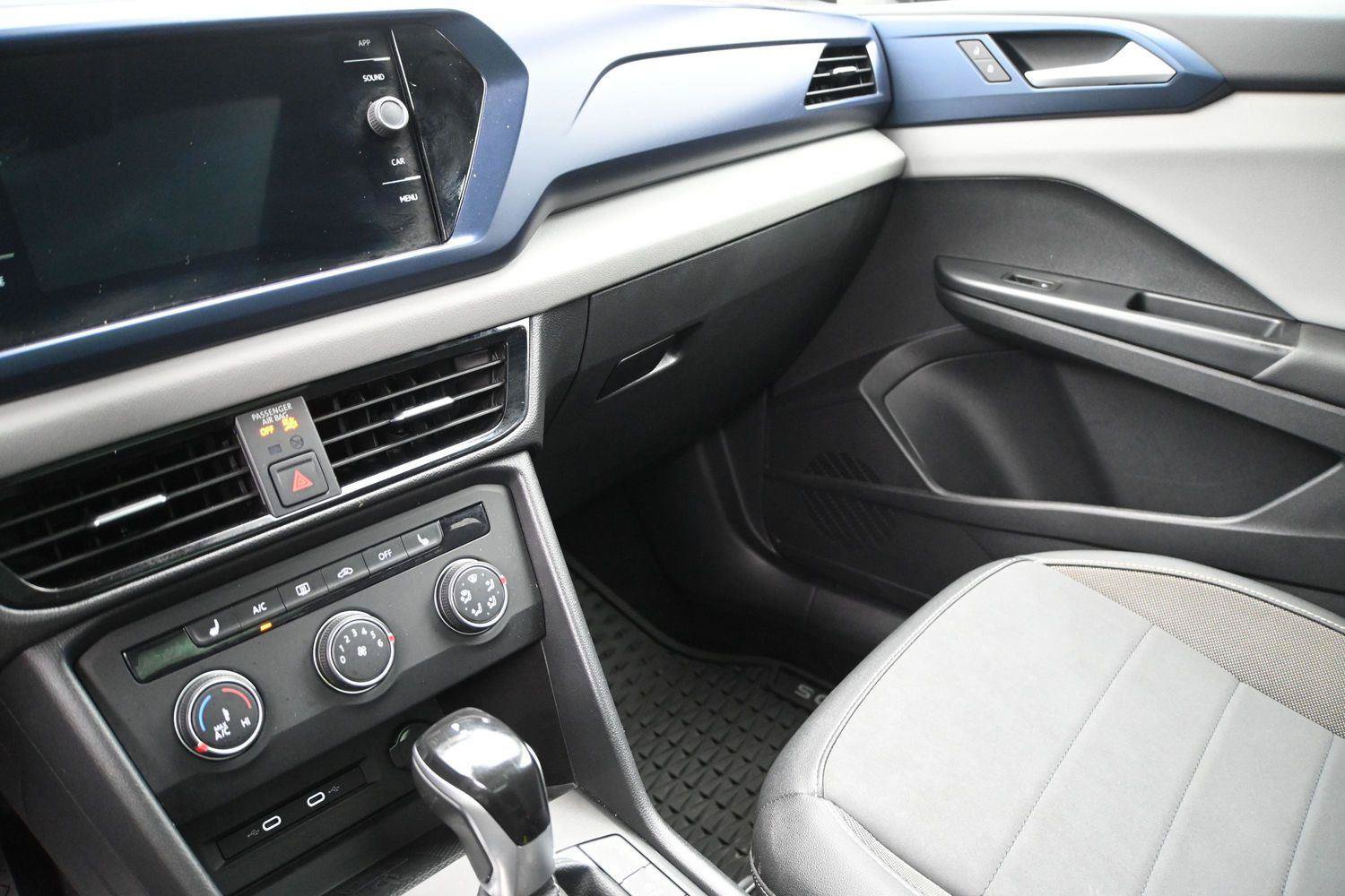 Used 2022 Volkswagen Taos SE w/ Panoramic Sunroof Package AWD/4WD image 4