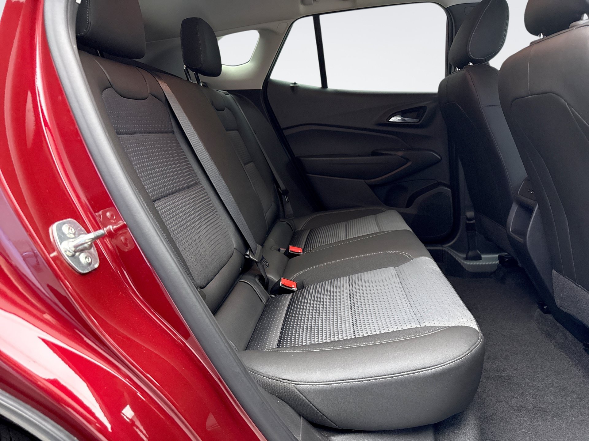 Used 2025 Chevrolet Trax LT FWD image 18