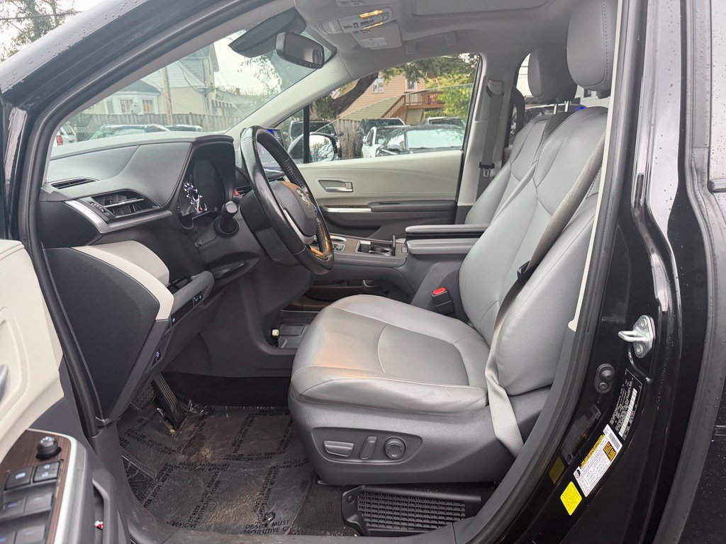 Used 2021 Toyota Sienna XLE FWD image 3