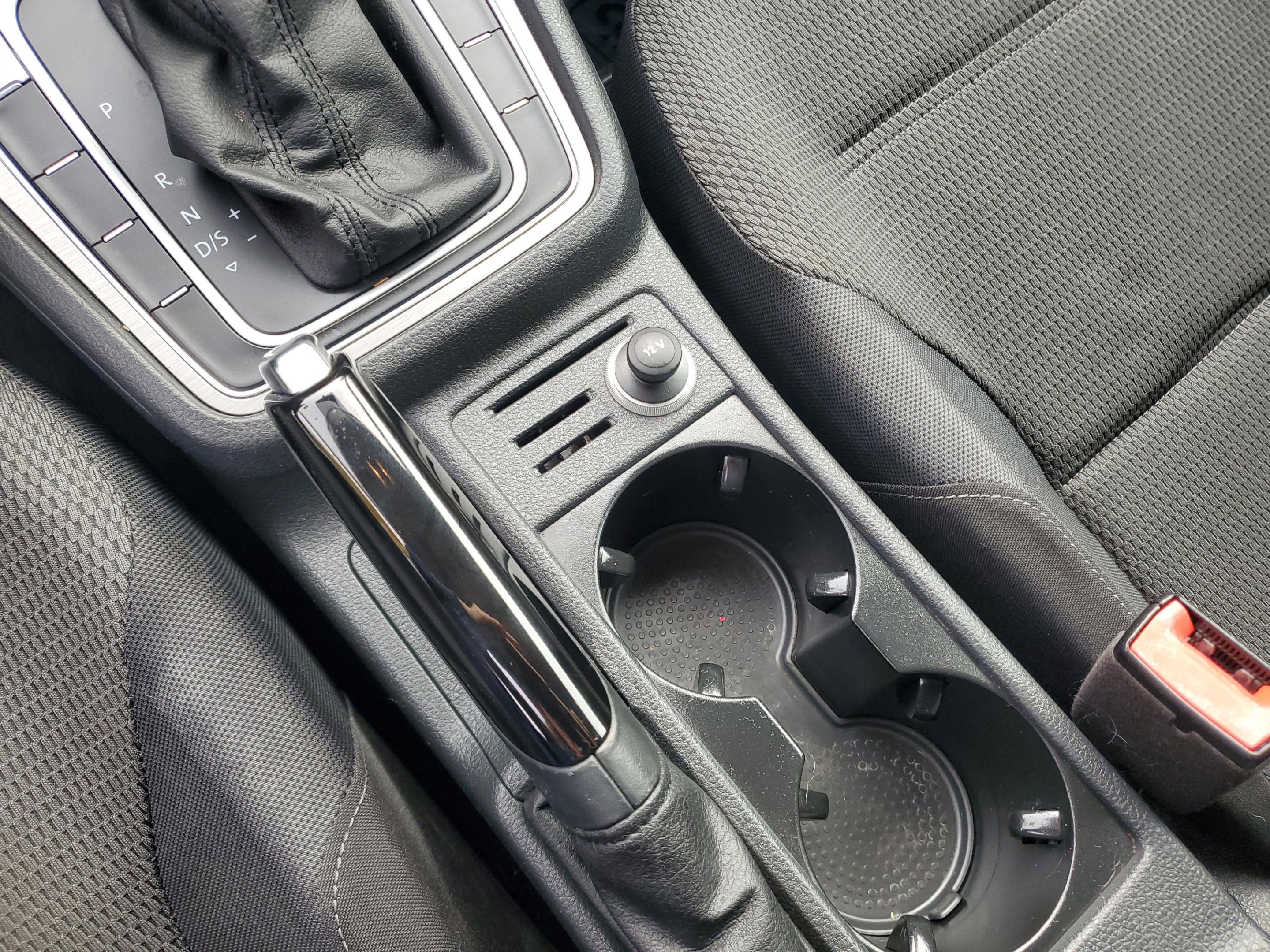 Used 2016 Volkswagen Golf S image 22