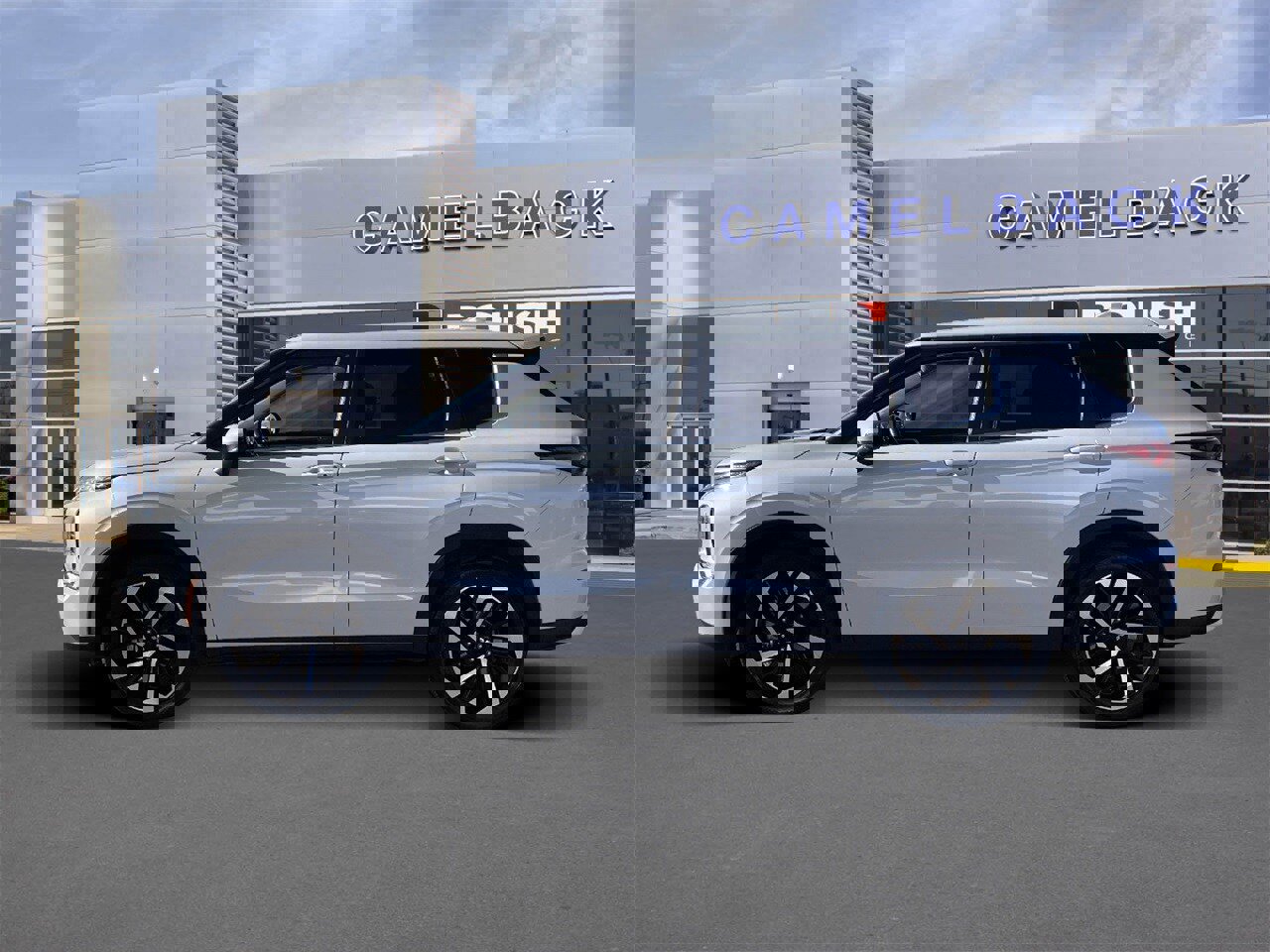 Used 2024 Mitsubishi Outlander SE image 2