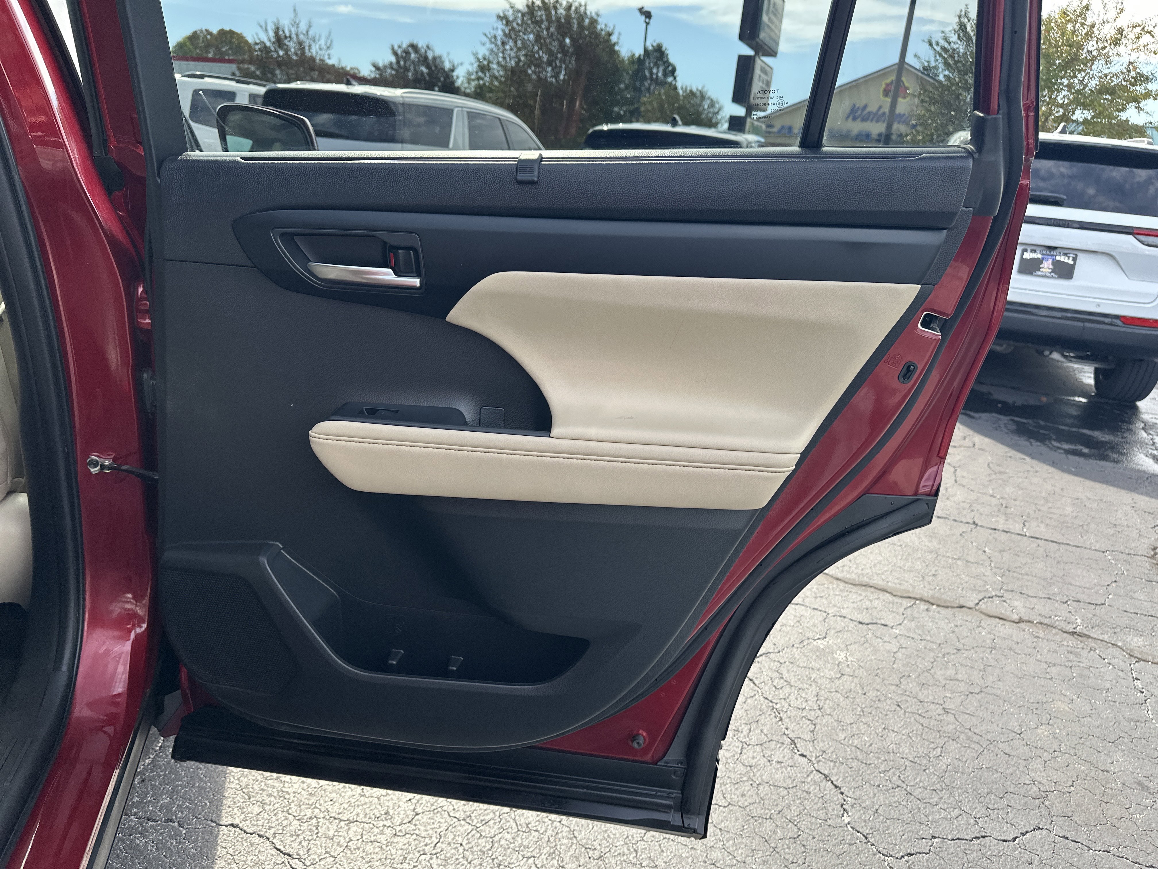 Used 2023 Toyota Highlander XLE image 17