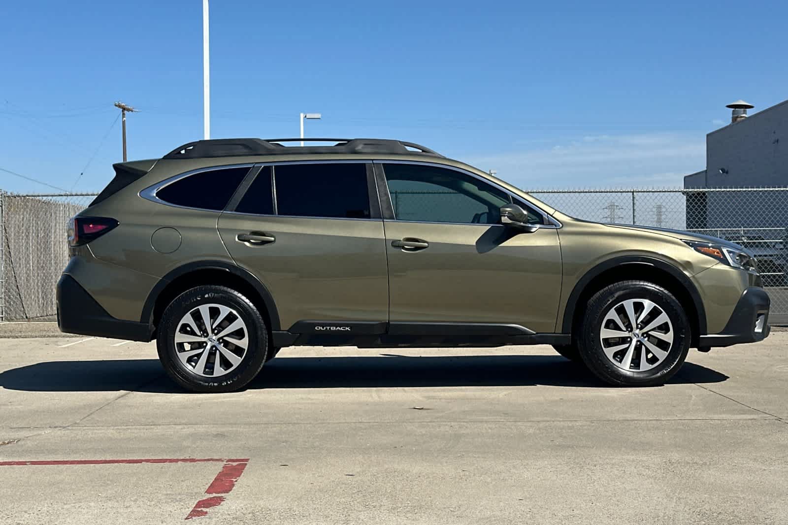 Certified 2021 Subaru Outback Premium w/ Popular Package #1 AWD/4WD image 2