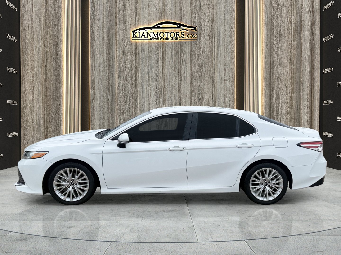 Used 2018 Toyota Camry XLE FWD image 4
