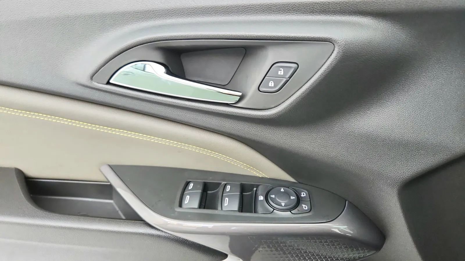 Used 2024 Chevrolet Trax ACTIV w/ Sunroof Package image 29