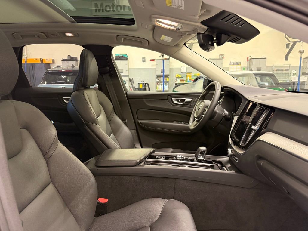 Used 2025 Volvo XC60 B5 Plus image 29