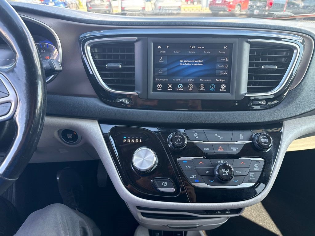 Used 2019 Chrysler Pacifica Touring Plus w/ Tire & Wheel Group FWD image 27