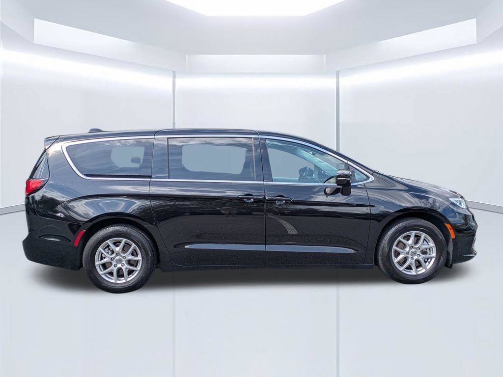 Used 2024 Chrysler Pacifica Touring-L FWD image 11