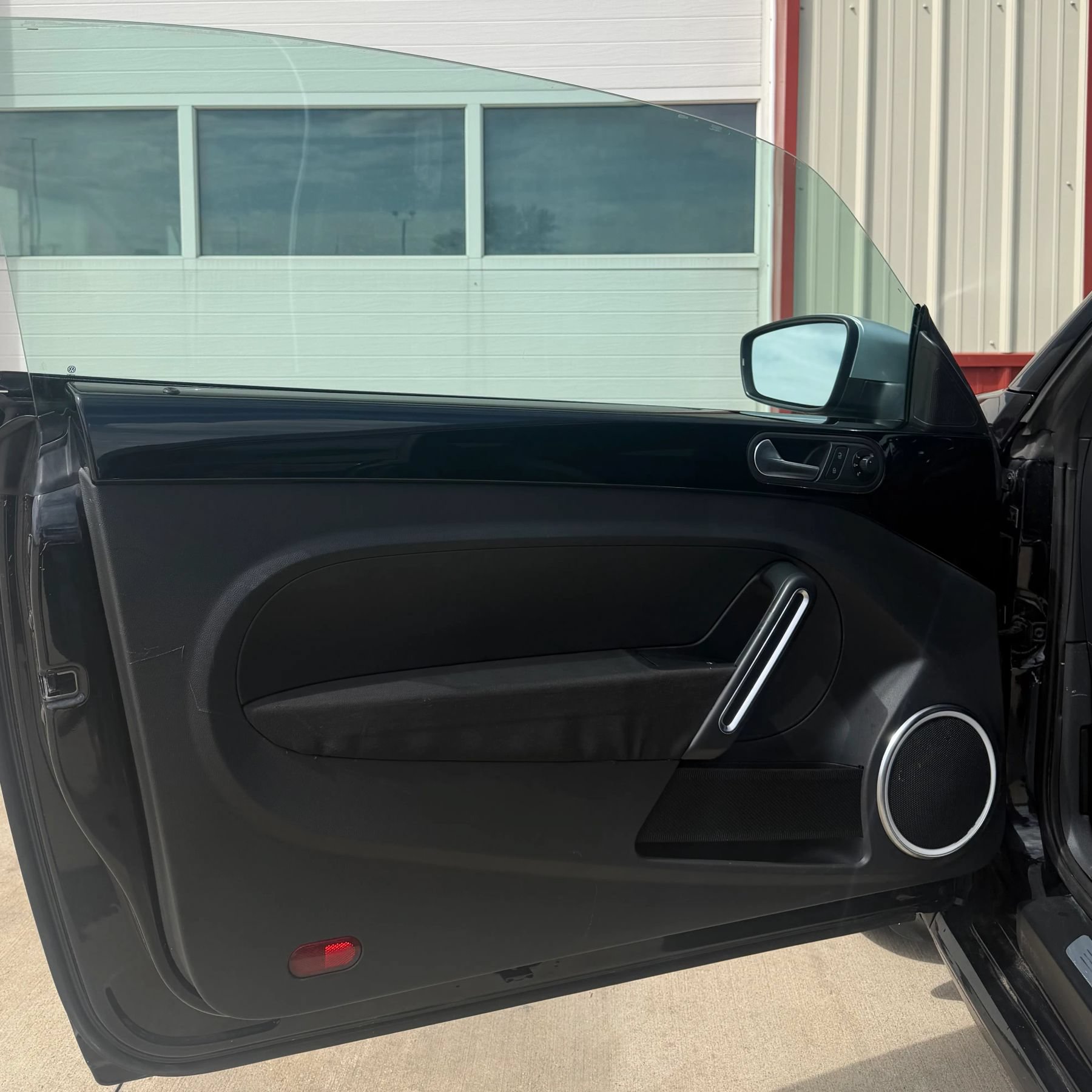 Used 2012 Volkswagen Beetle Launch Edition FWD image 4