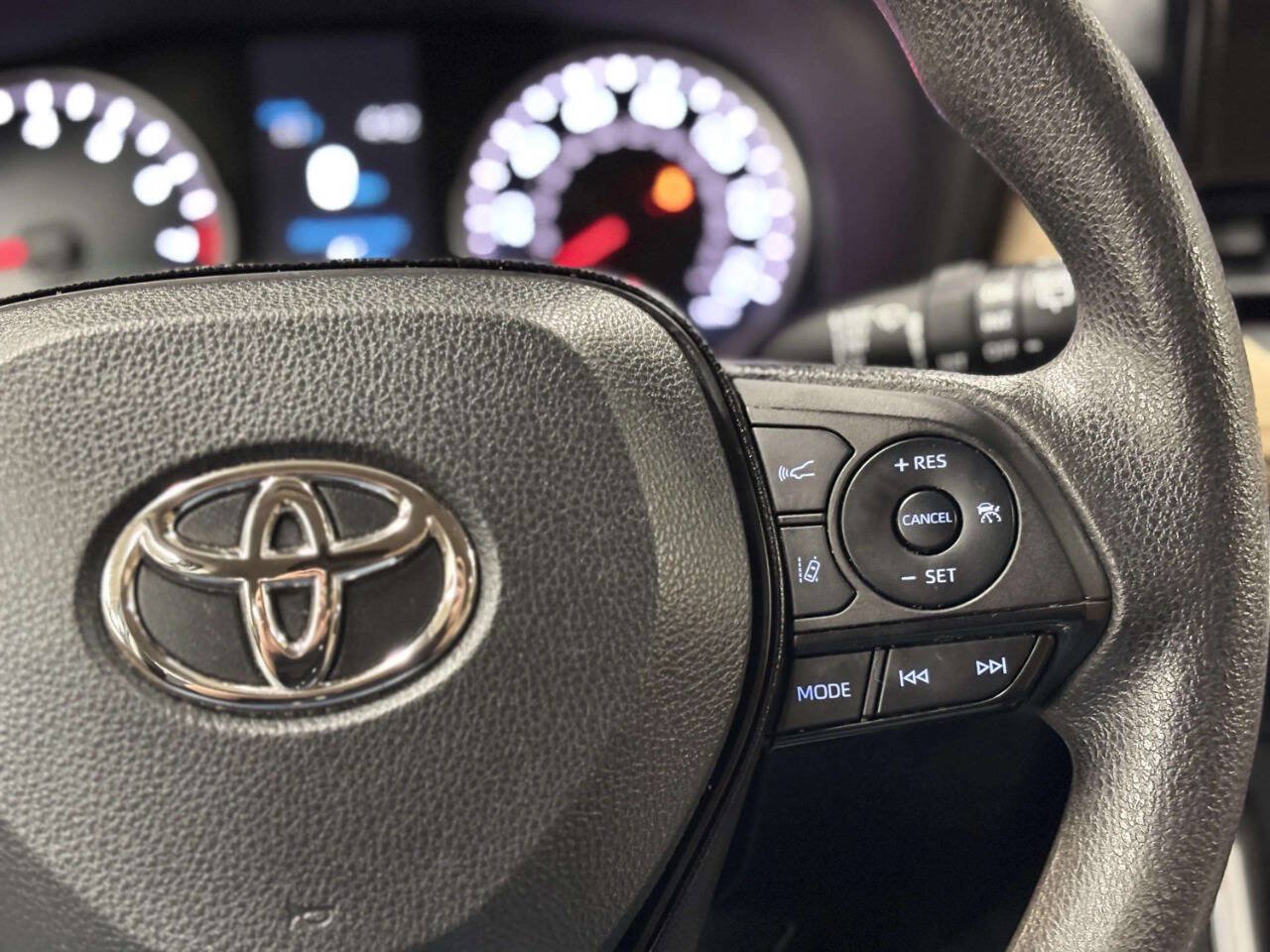 Used 2022 Toyota RAV4 XLE AWD/4WD image 32