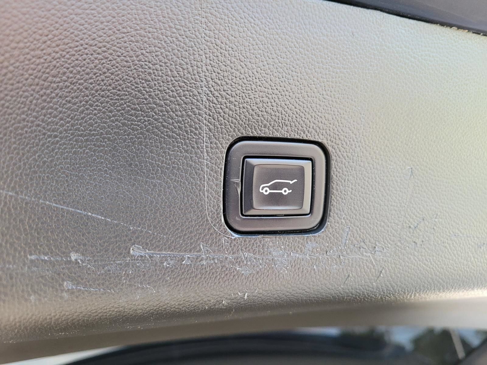 Used 2023 Chevrolet Traverse Premier w/ Redline Edition FWD image 17