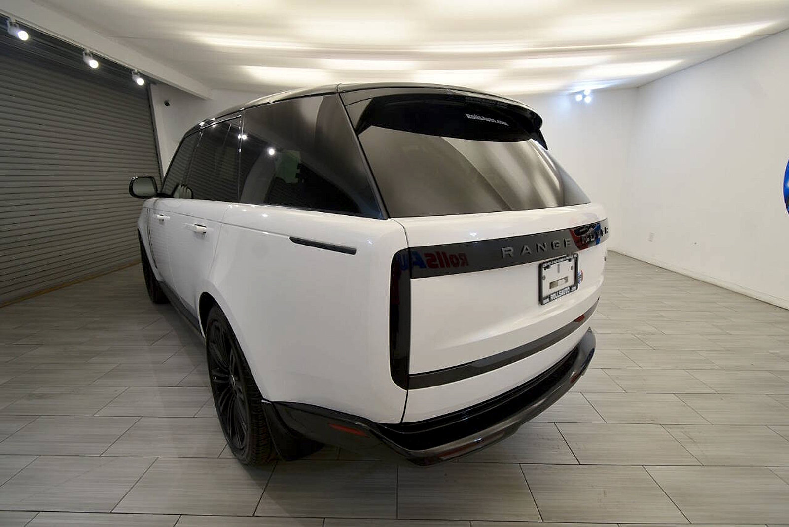 Used 2023 Land Rover Range Rover SE AWD/4WD image 3