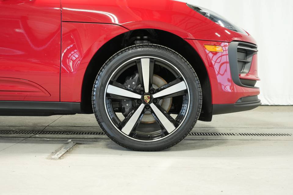 Certified 2026 Porsche Macan AWD/4WD image 43