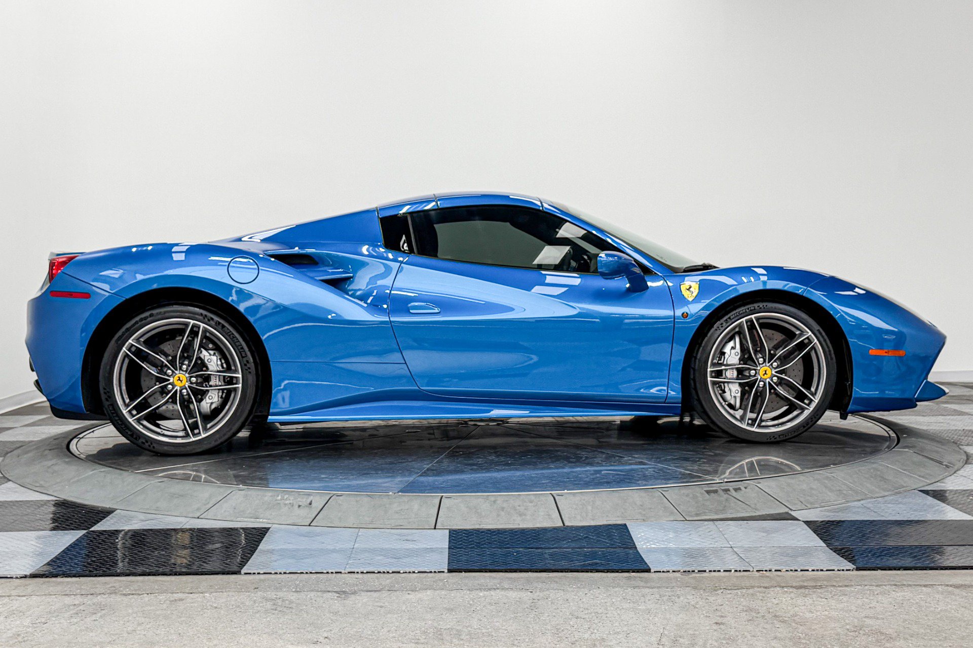 Used 2018 Ferrari 488 Spider RWD image 17