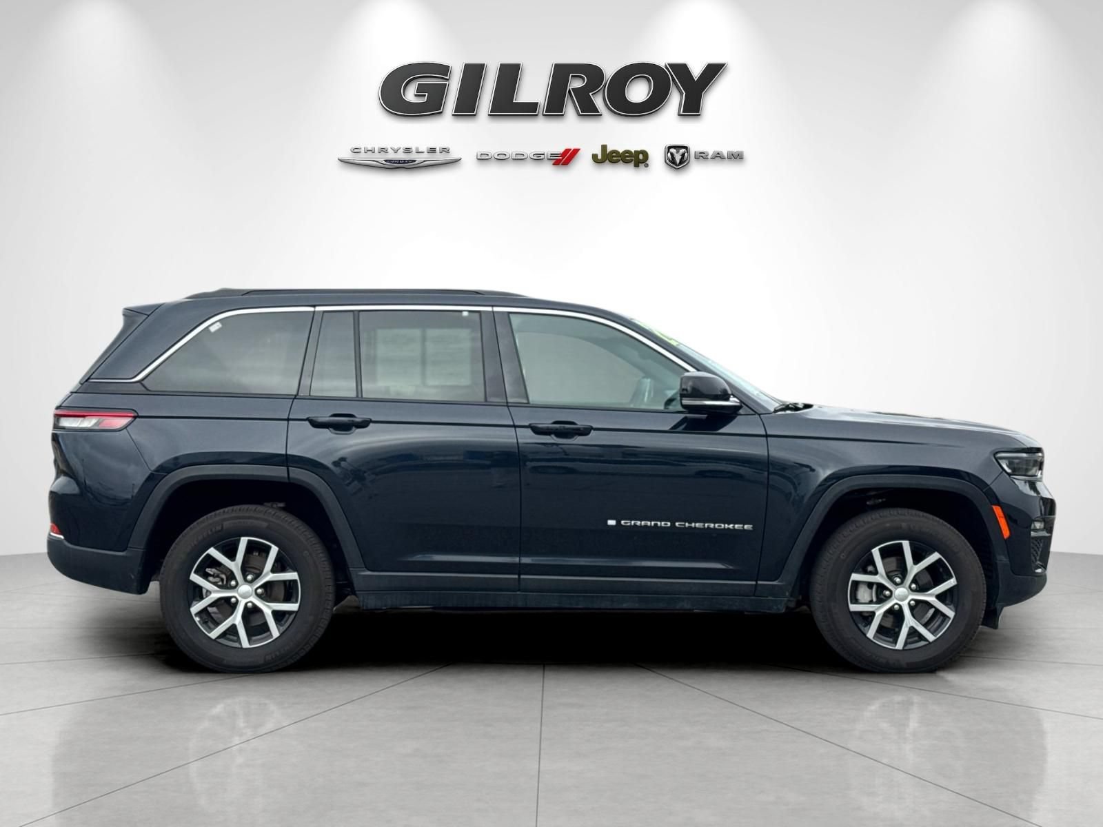 Used 2024 Jeep Grand Cherokee Limited AWD/4WD image 3