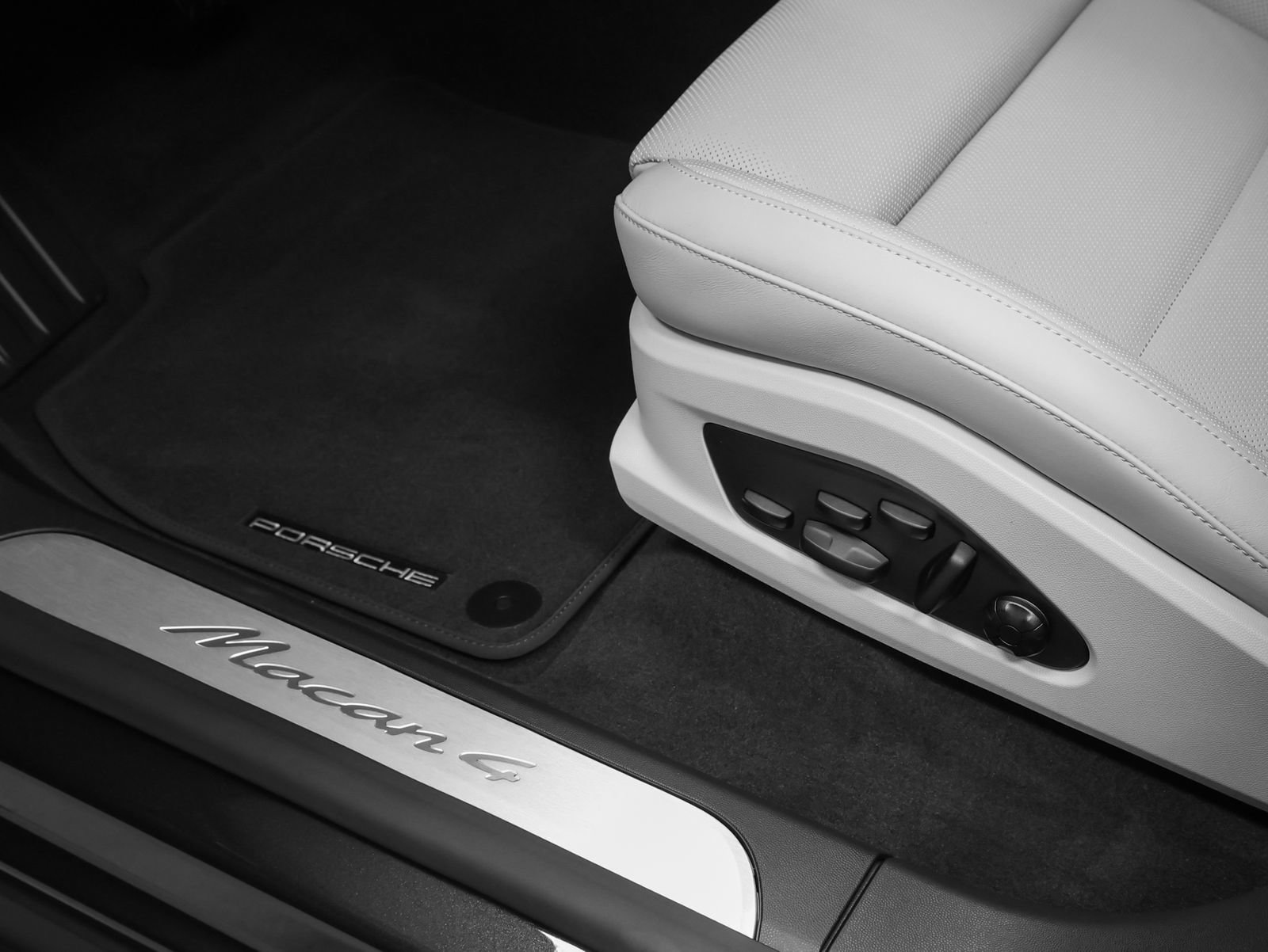 New 2026 Porsche Macan 4 Electric AWD/4WD image 29