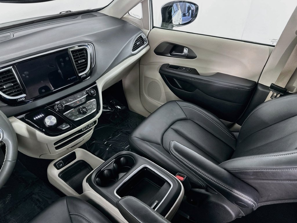Certified 2024 Chrysler Pacifica Touring-L FWD image 33