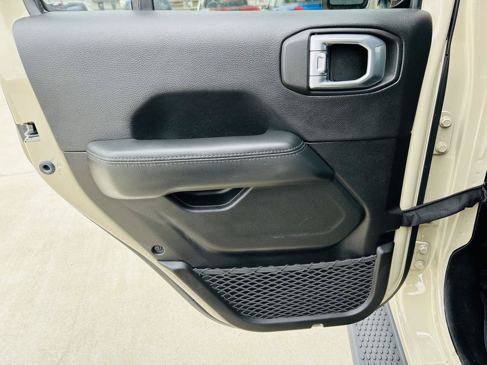 Used 2022 Jeep Wrangler Unlimited Sahara AWD/4WD image 21