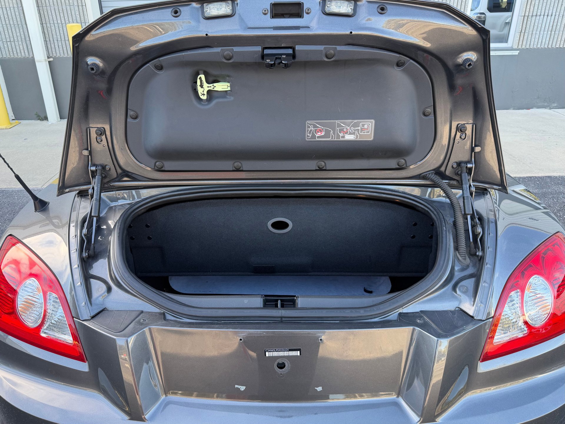 Used 2005 Chrysler Crossfire Limited image 7