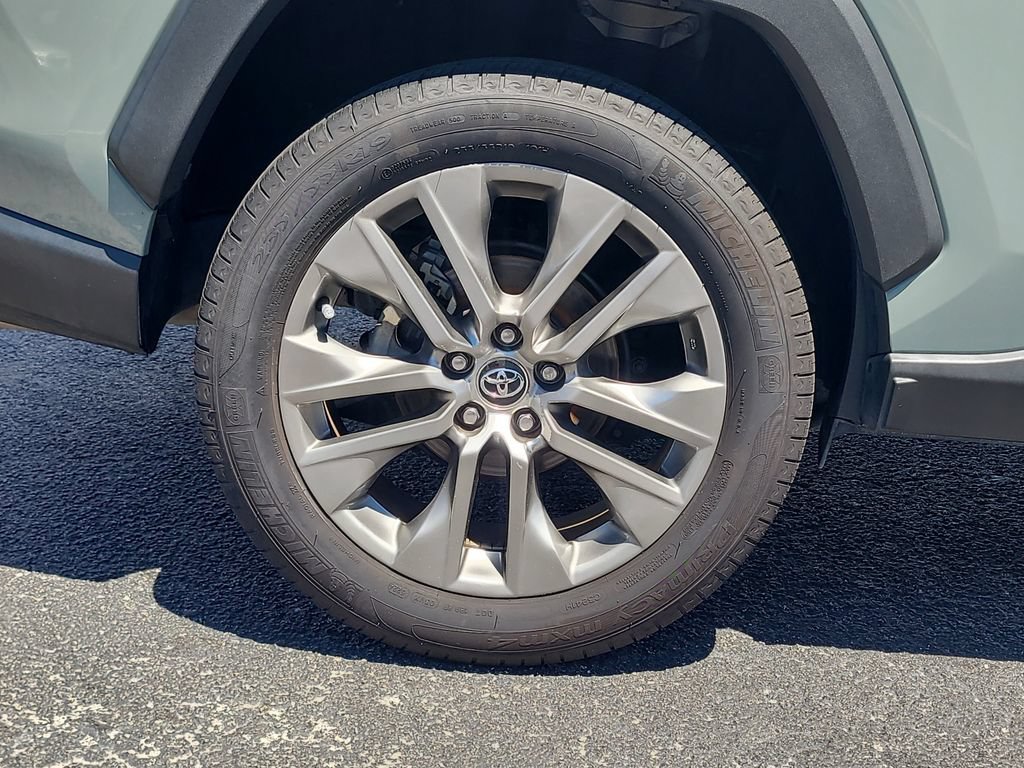 Used 2020 Toyota RAV4 XLE Premium FWD image 5